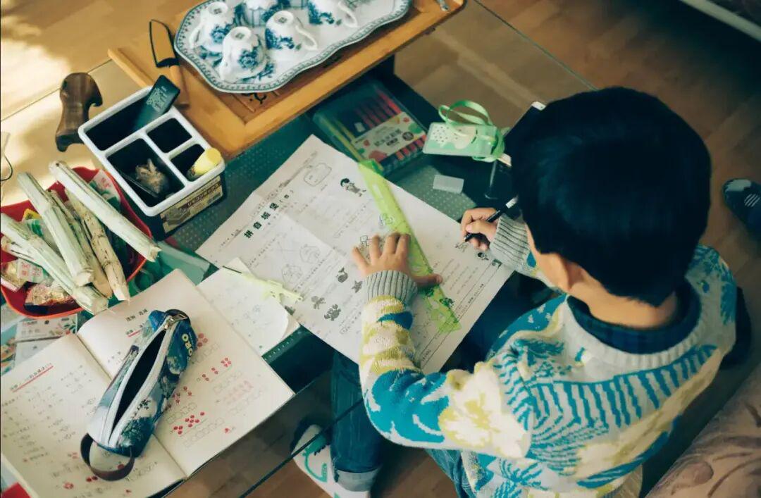 贝尔萨定妆照看向地面引争议，博主：因为他觉得自己不是模特