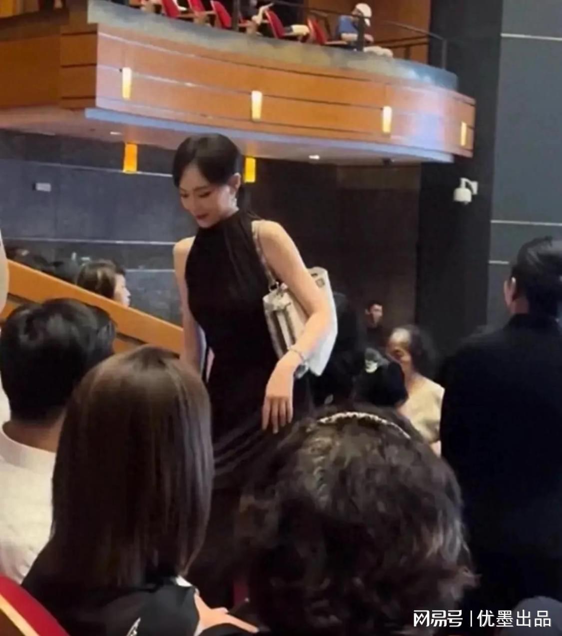 饿了？拉门斯被拍到在比利时替补席啃苹果