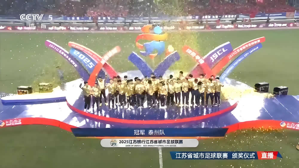 记者：费内巴切仍在和曼城谈阿克转会费，预计700万+150万镑