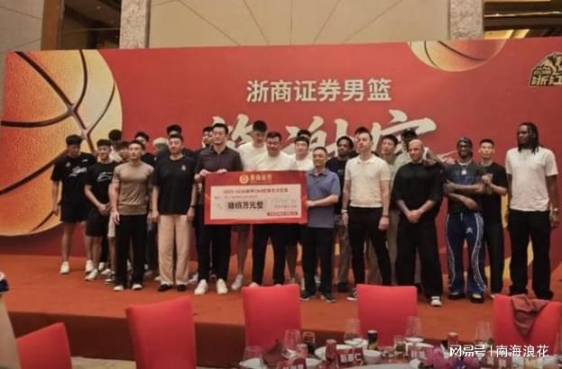 卡塔尔足协主席会见因凡蒂诺，并向后者赠送卡塔尔球衣