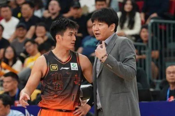 痛失好局,瑞士主帅雅金在球队被卡塔尔绝平后怒摔水瓶