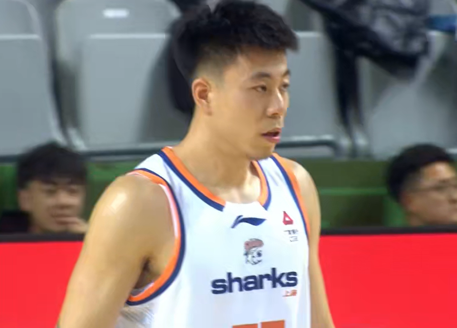 痛失好局,瑞士主帅雅金在球队被卡塔尔绝平后怒摔水瓶