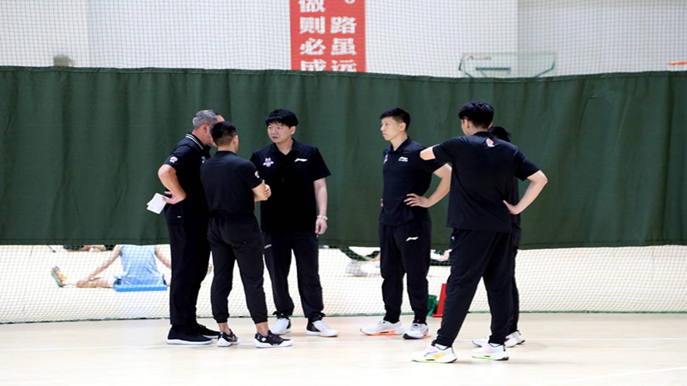 饿了？拉门斯被拍到在比利时替补席啃苹果