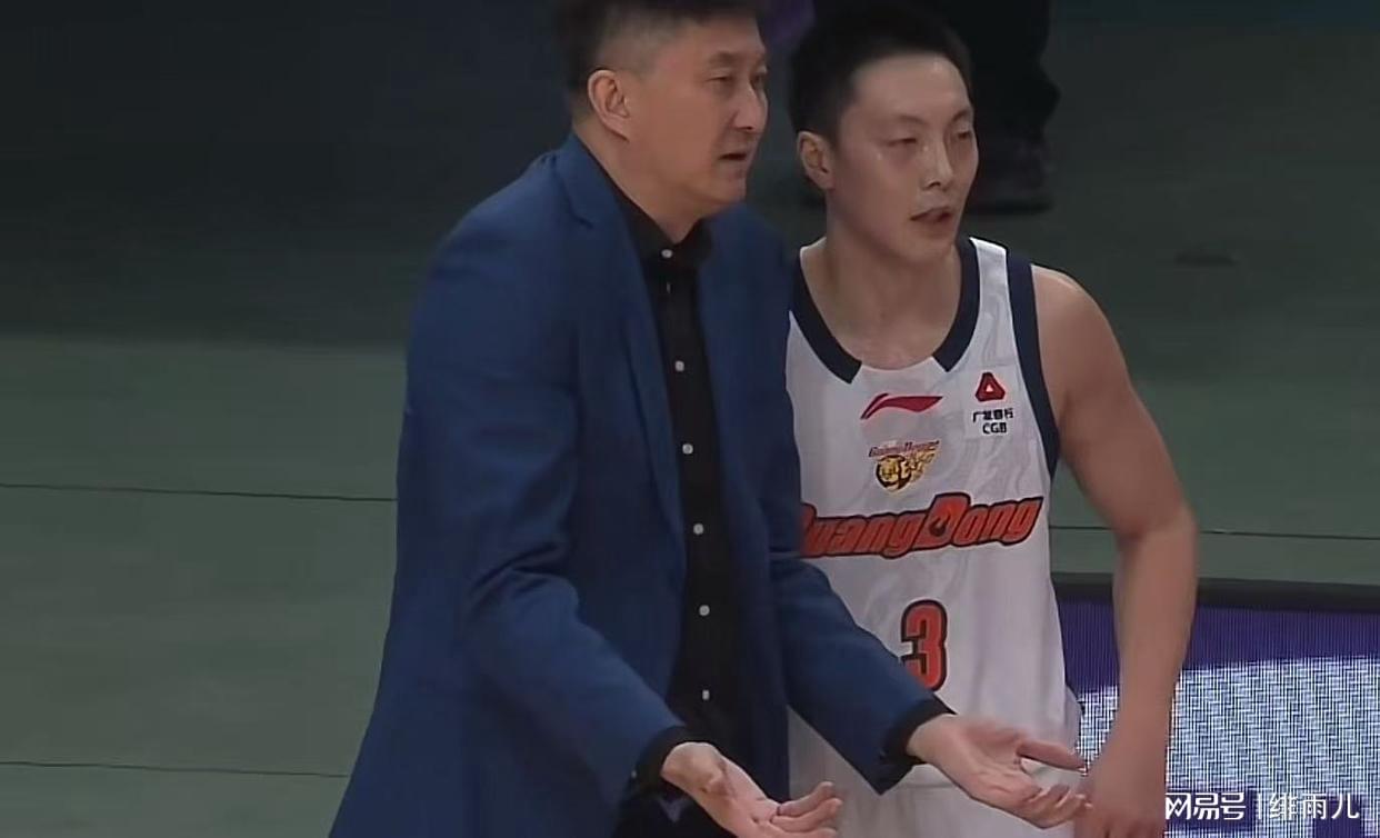 记者：费内巴切仍在和曼城谈阿克转会费，预计700万+150万镑
