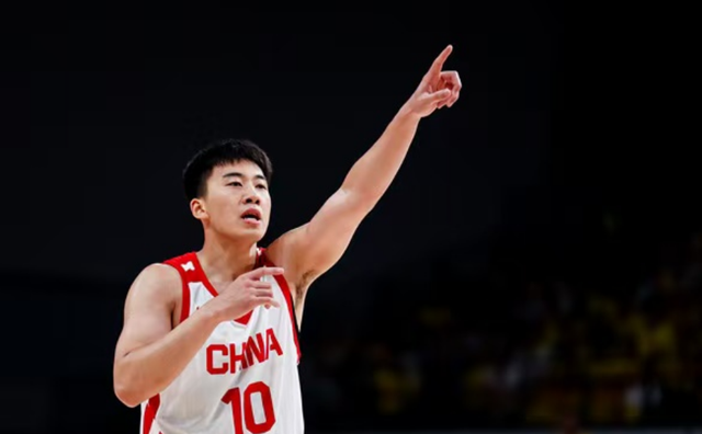 尼克斯球星的双胞胎接管发布会,萌娃抢尽风头