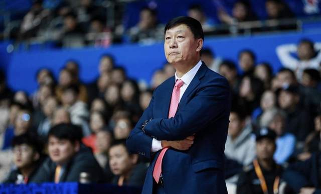 马刺主帅谈福克斯被批评:我不看社媒也不在乎,对他有100%信心