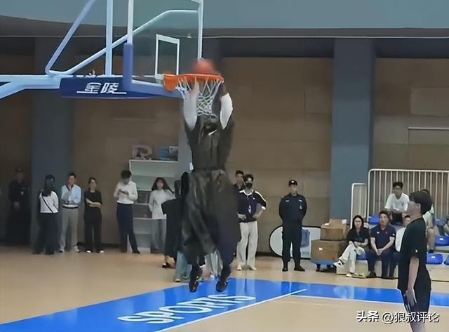 湖人试训冈萨加大六中锋,如果他落选,他就是双向合同的理想人选