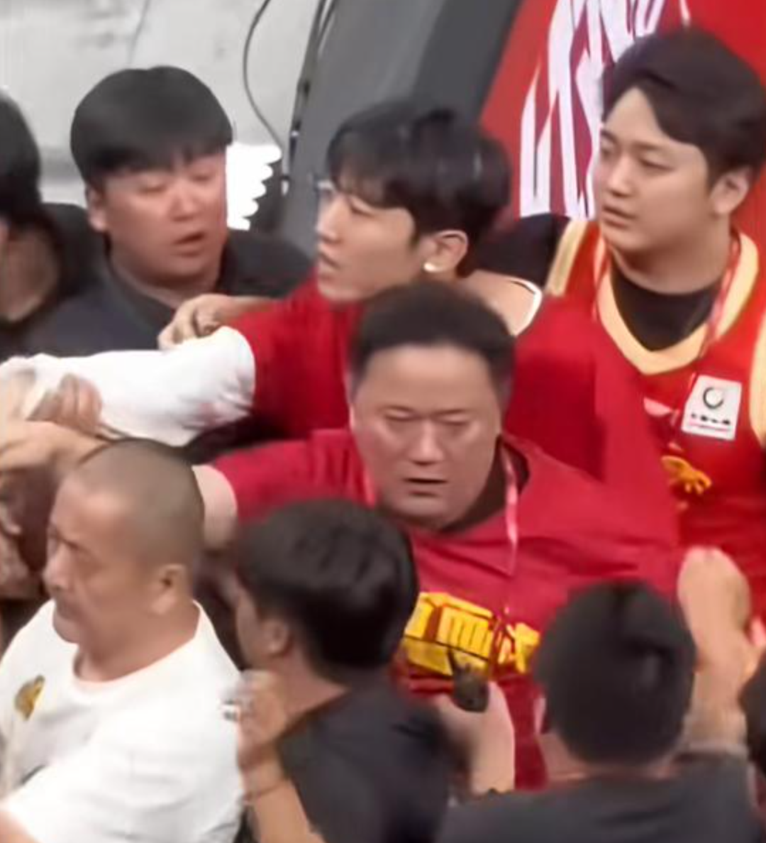 球迷吵翻!乔丹是NBA初代营销大牌,詹姆斯是迭代招牌,真相扎心
