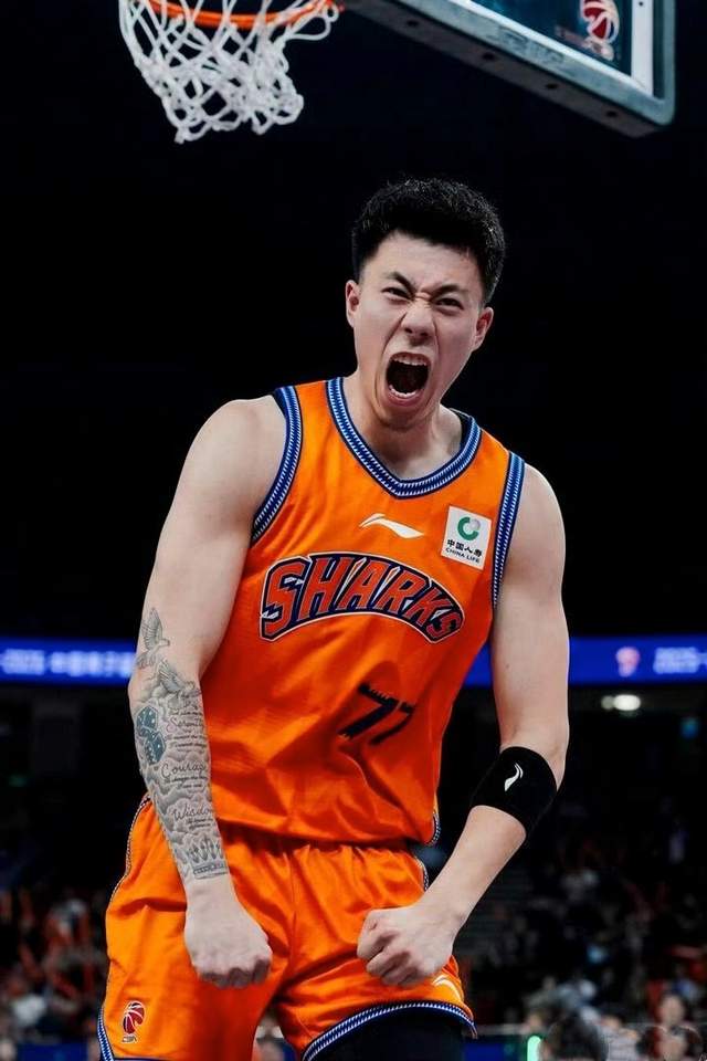 马刺主帅谈福克斯被批评:我不看社媒也不在乎,对他有100%信心