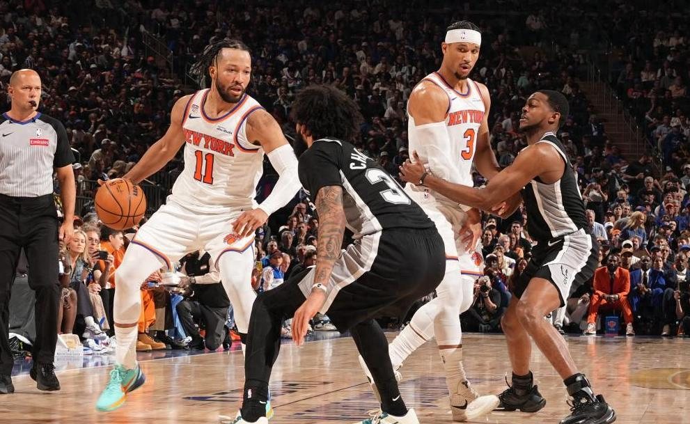NBA官方晒总冠军定妆照:尼克斯17人出镜 索汉和杰米森没拍上?