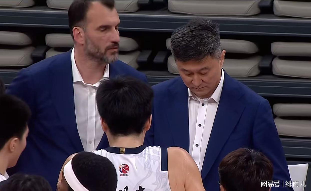 布伦森独扛45分!尼克斯时隔53年再捧NBA总冠军奖杯
