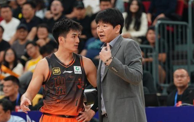 记者：费内巴切仍在和曼城谈阿克转会费，预计700万+150万镑